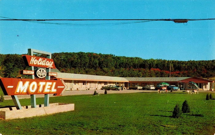 Holiday Motel (Econo Lodge Inn & Suites) - Vintage Postcard 3